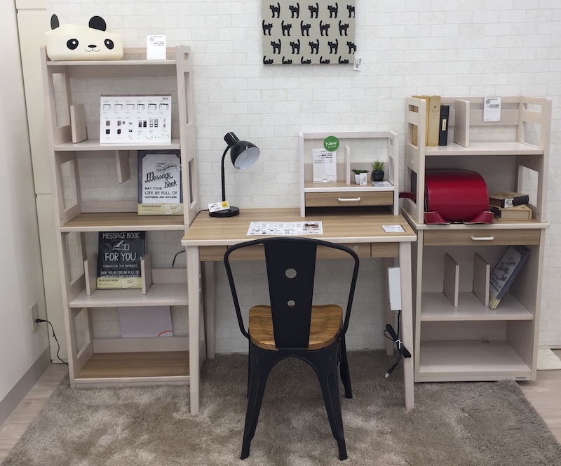 モノトーンコーデでリビングルーム学習デスクコーナーを作れます