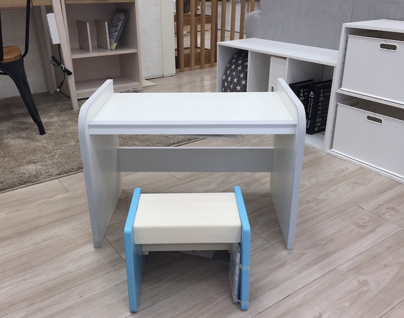 モノトーンコーデでリビングルーム学習デスクコーナーを作れます