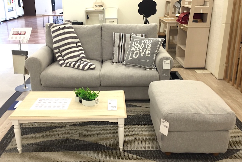 モノトーンコーデでリビングルーム学習デスクコーナーを作れます