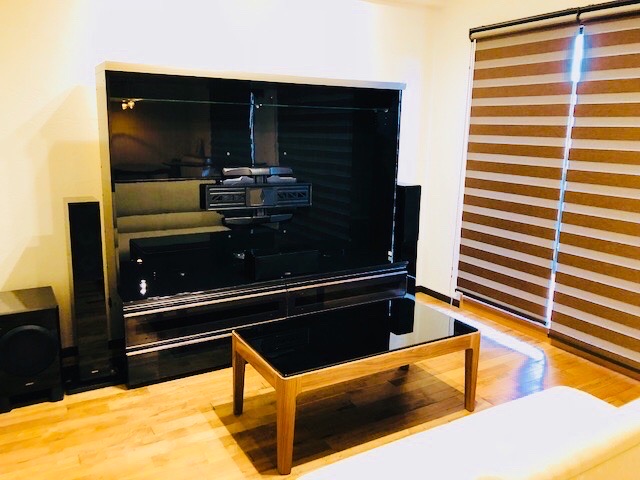 ウォールナットとブラックでラグジュアリーな空間づくり