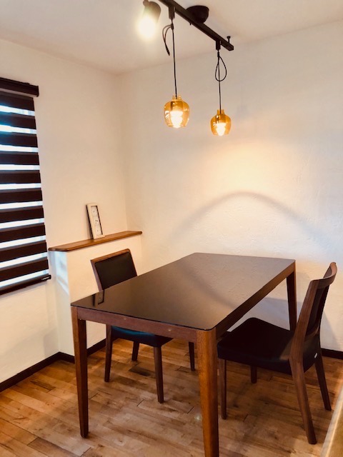 ウォールナットとブラックでラグジュアリーな空間づくり