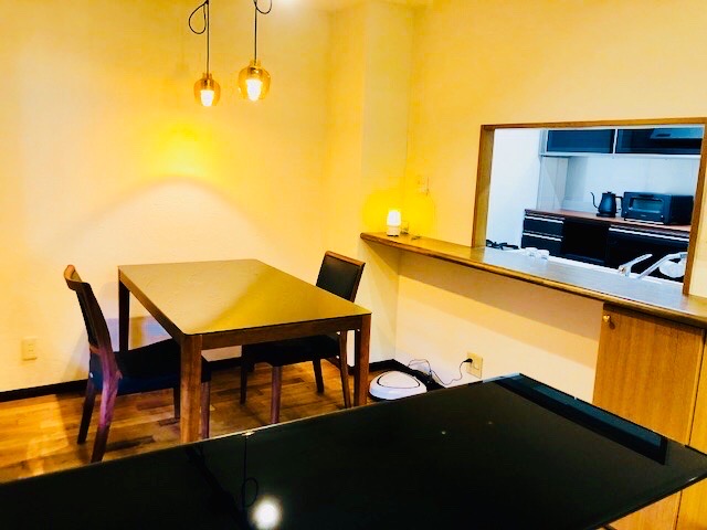 ウォールナットとブラックでラグジュアリーな空間づくり