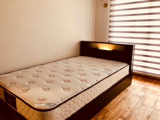 ウォールナットとブラックでラグジュアリーな空間づくり