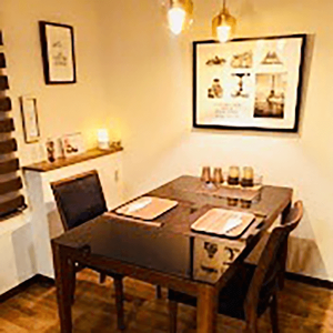 ウォールナットとブラックでラグジュアリーな空間づくり