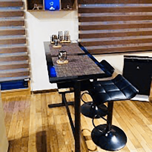 ウォールナットとブラックでラグジュアリーな空間づくり