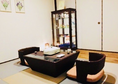 ウォールナットとブラックでラグジュアリーな空間づくり