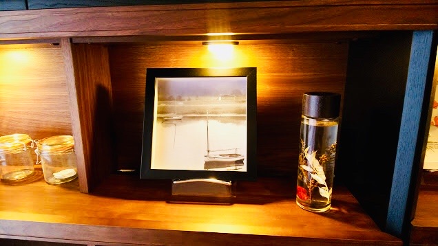 ウォールナットとブラックでラグジュアリーな空間づくり