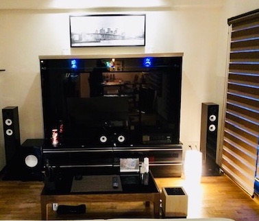 ウォールナットとブラックでラグジュアリーな空間づくり