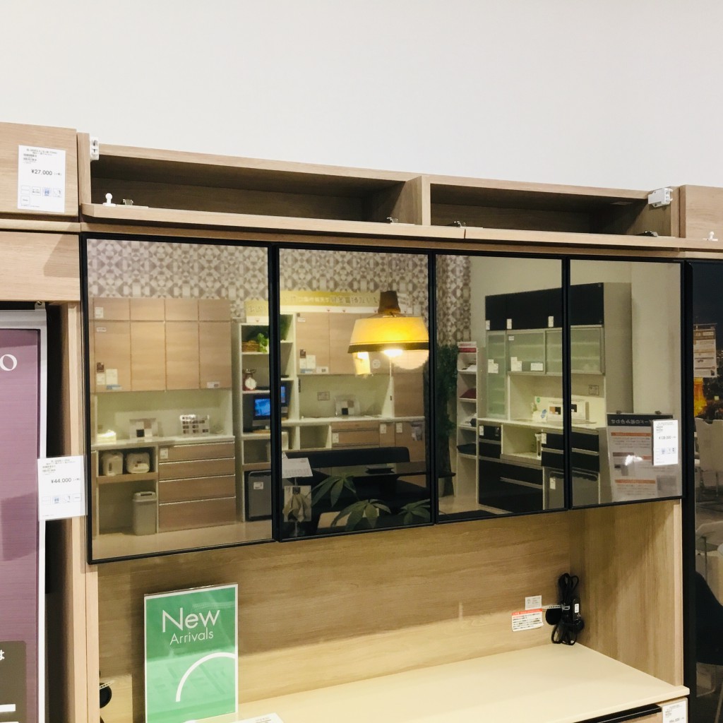 ハーフミラーが斬新なキッチンボード アリア