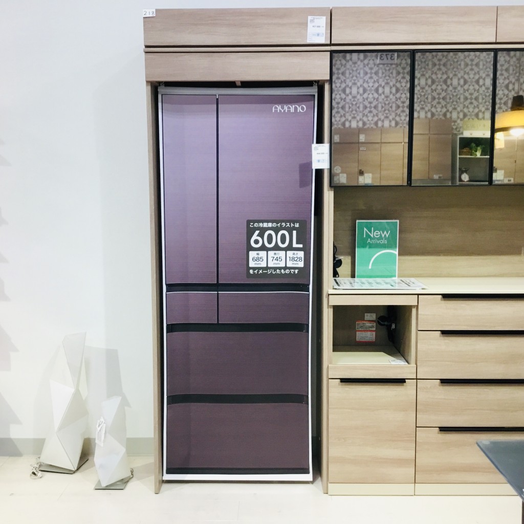 冷蔵庫の上も収納に使える! 冷蔵庫も収納できるキッチンボード