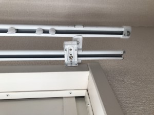 ロールスクリーンをレールに取付2