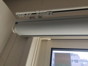 ロールスクリーンをレールに取付3